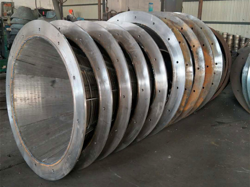 Wedge wire centrifuge dewatering basket